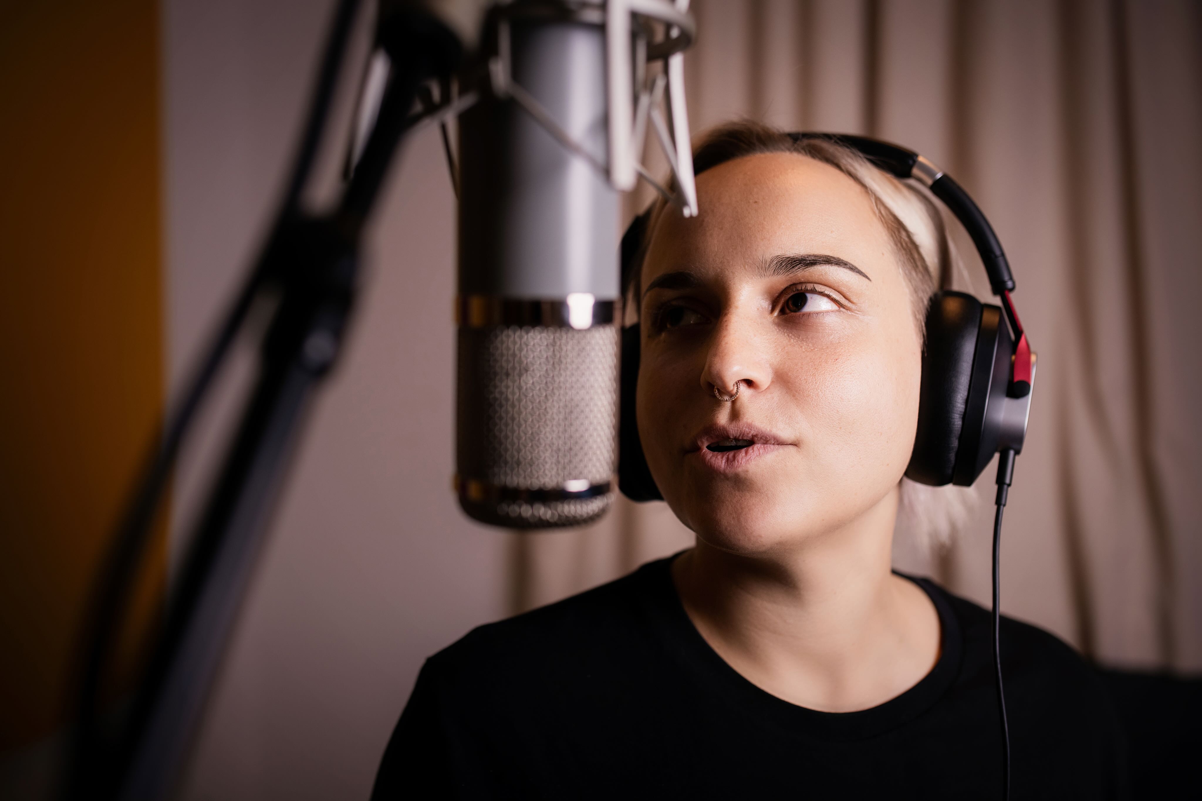 Vocalist recording vocals at the microphone in SkyStudio, a recording studio in Vienna